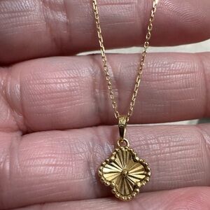 18k stamped 750 gold clover pendant with gold chain